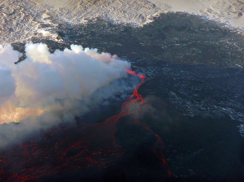 An aerial shot shows the forming caldera on October 21, 2014. (Image:Milan Nykodym)